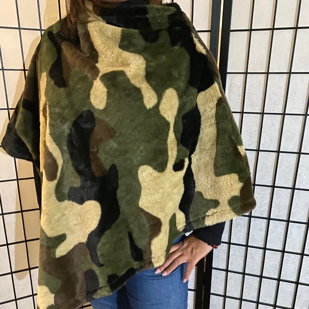 Brand New Camoflague Poncho this is a one size fits most and will fit up to 3X